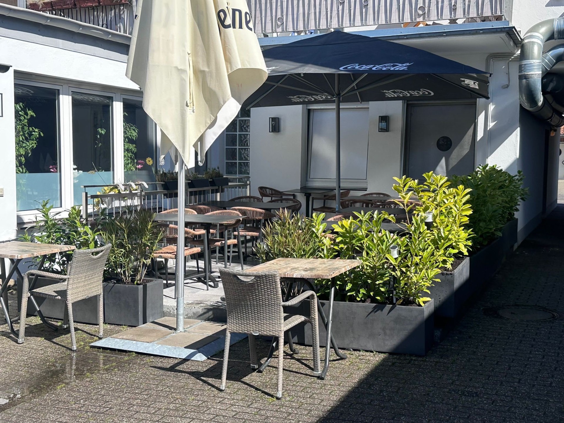 Neue Terrasse im Innenhof der Aspendos Grill & Pizzeria